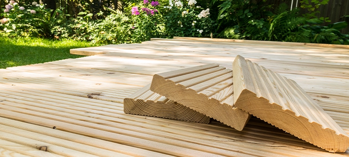 Terrassendielen aus hellem Holz