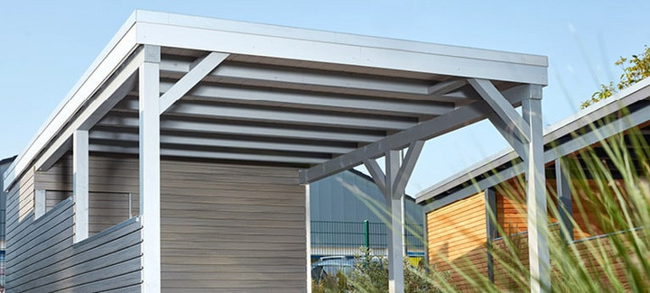 weißer Carport aus Holz