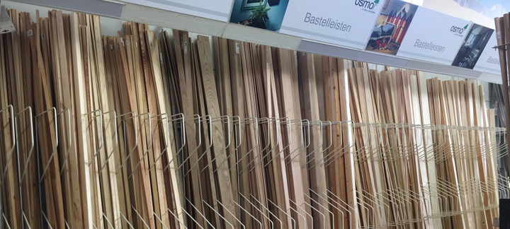 Große Auswahl an Bastelleisten aus Holz in verschiedenen Profilen und Längen in einem Fachgeschäft.