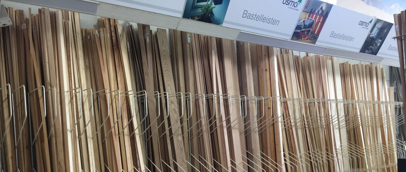 Große Auswahl an Bastelleisten aus Holz in verschiedenen Profilen und Längen in einem Fachgeschäft.