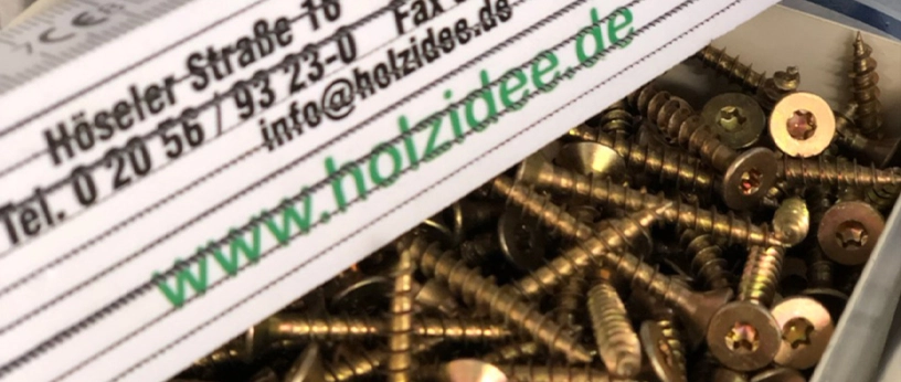 Nahaufnahme einer Schraubenbox mit sichtbarem Etikett und Kontaktdaten des Holzfachhändlers holzidee.de.