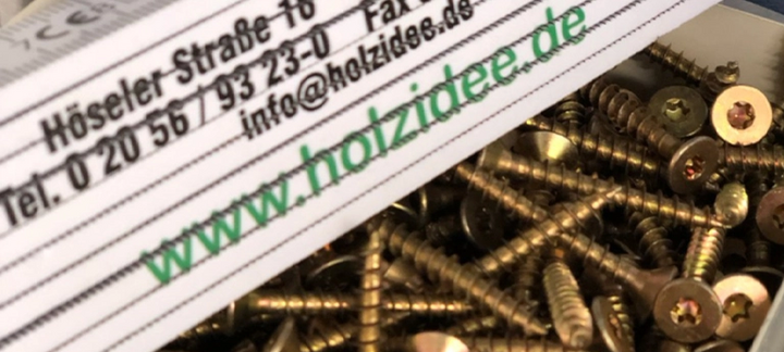 Nahaufnahme einer Schraubenbox mit sichtbarem Etikett und Kontaktdaten des Holzfachhändlers holzidee.de.