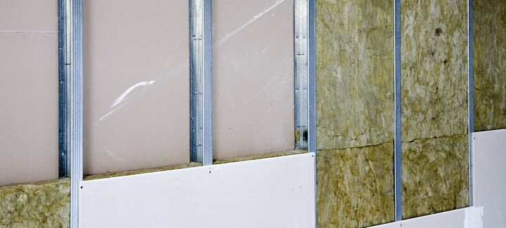 Trockbauwand mit Dämmung, Gipskartonplatten und Aluständerwerk