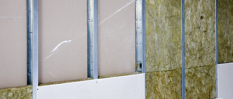 Trockbauwand mit Dämmung, Gipskartonplatten und Aluständerwerk
