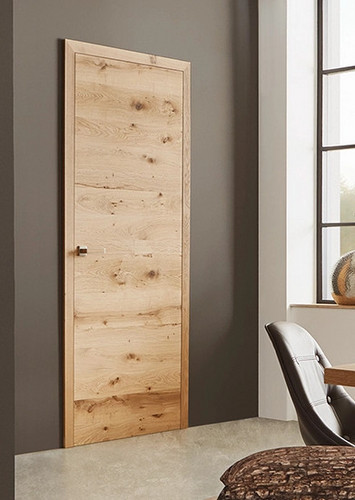 Zwei moderne Echtholztüren in Eiche in einem stilvoll eingerichteten Essbereich mit großer Fensterfront und Holztisch.