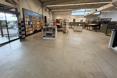 Blick in die Ausstellung von Holz-Müller in Heiligenhaus bei Tageslicht