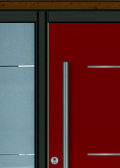 Moderne Haustür in kräftigem Rot mit Seitenteil aus Glas und Holzfassade – stilvoller Eingangsbereich eines Hauses.