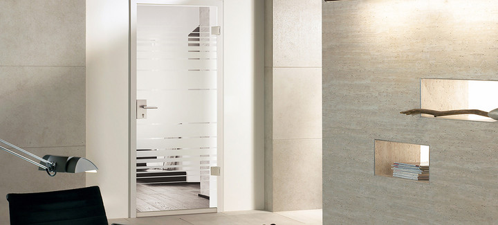 Heller Raum mit halbtransparenter Glastür mit Streifendekor und moderner Wandgestaltung mit beleuchteter Nische.