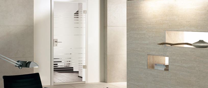 Heller Raum mit halbtransparenter Glastür mit Streifendekor und moderner Wandgestaltung mit beleuchteter Nische.