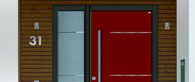 Moderne Haustür in kräftigem Rot mit Seitenteil aus Glas und Holzfassade – stilvoller Eingangsbereich eines Hauses.